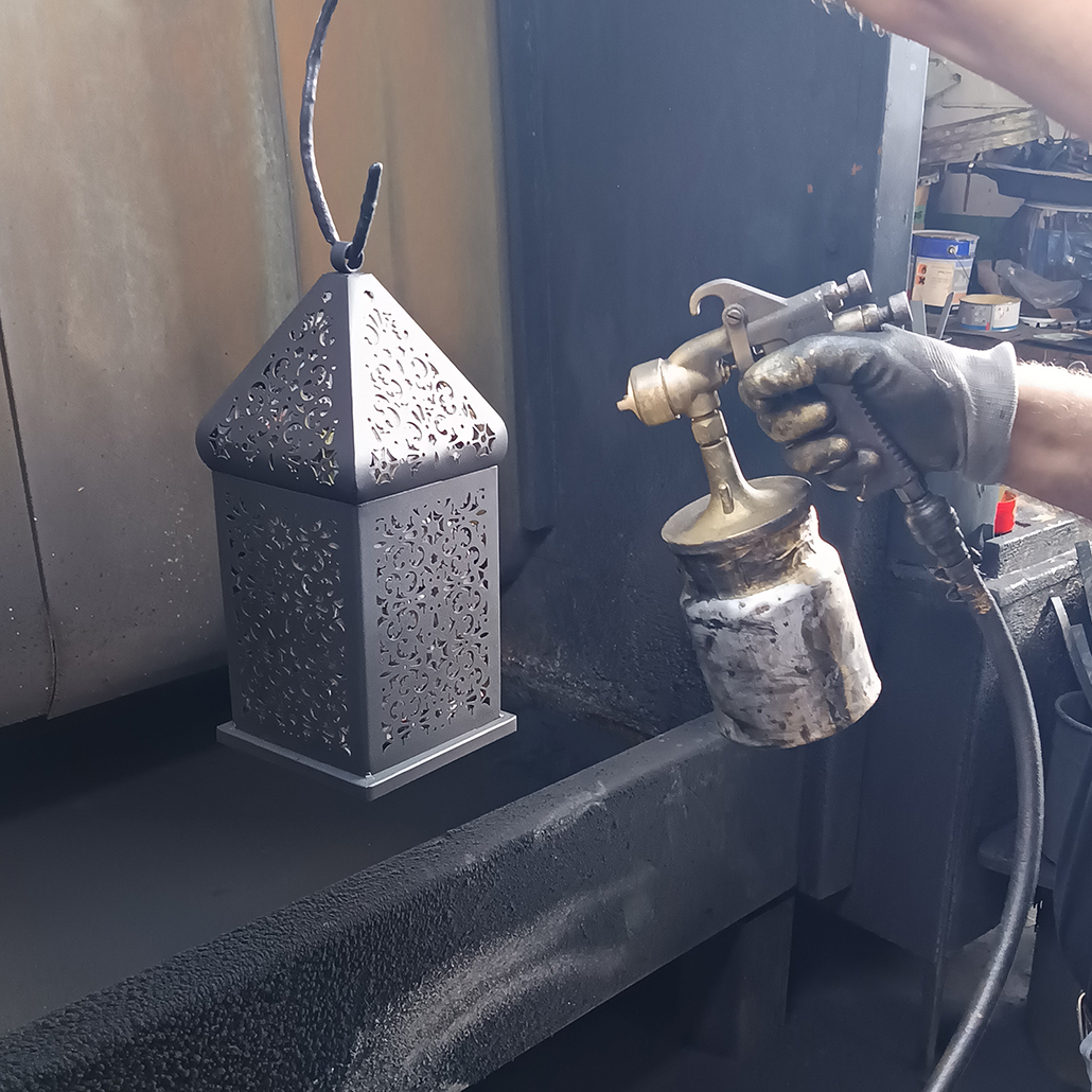 Pintura a mano del farol artesanal con acabado oro y negro